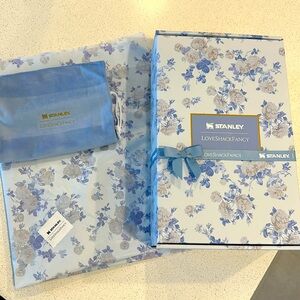 Stanley-LoveShackFancy Tumbler Packaging 💙